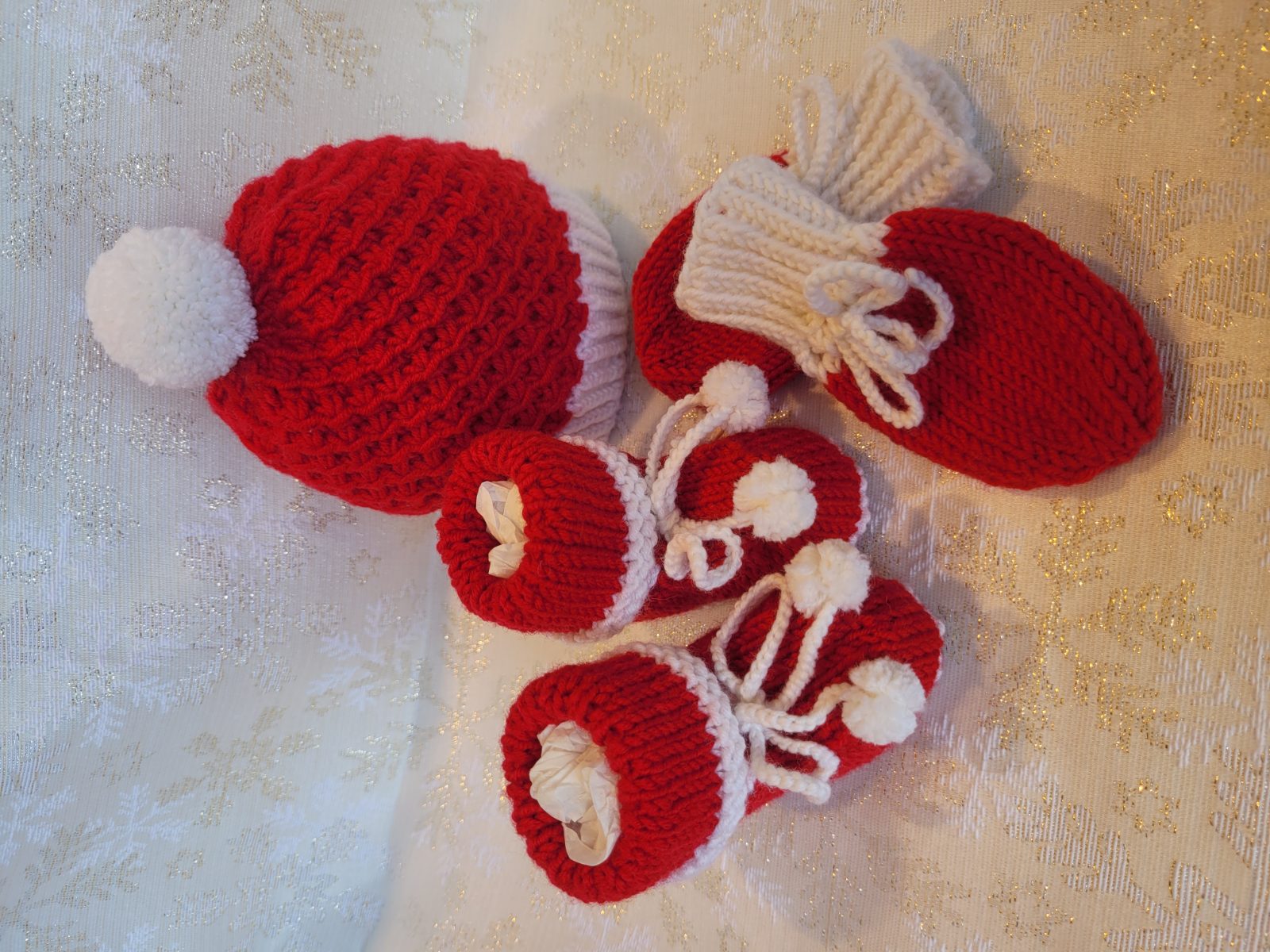 Ein rotes gestricktes Babyset