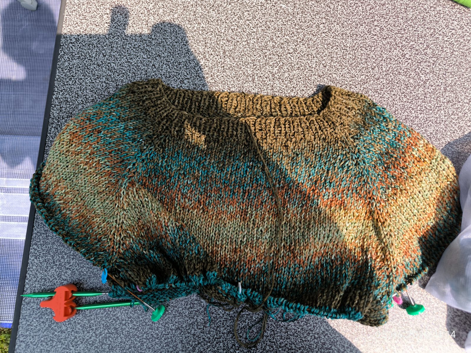 Buntes Strickstück in Arbeit