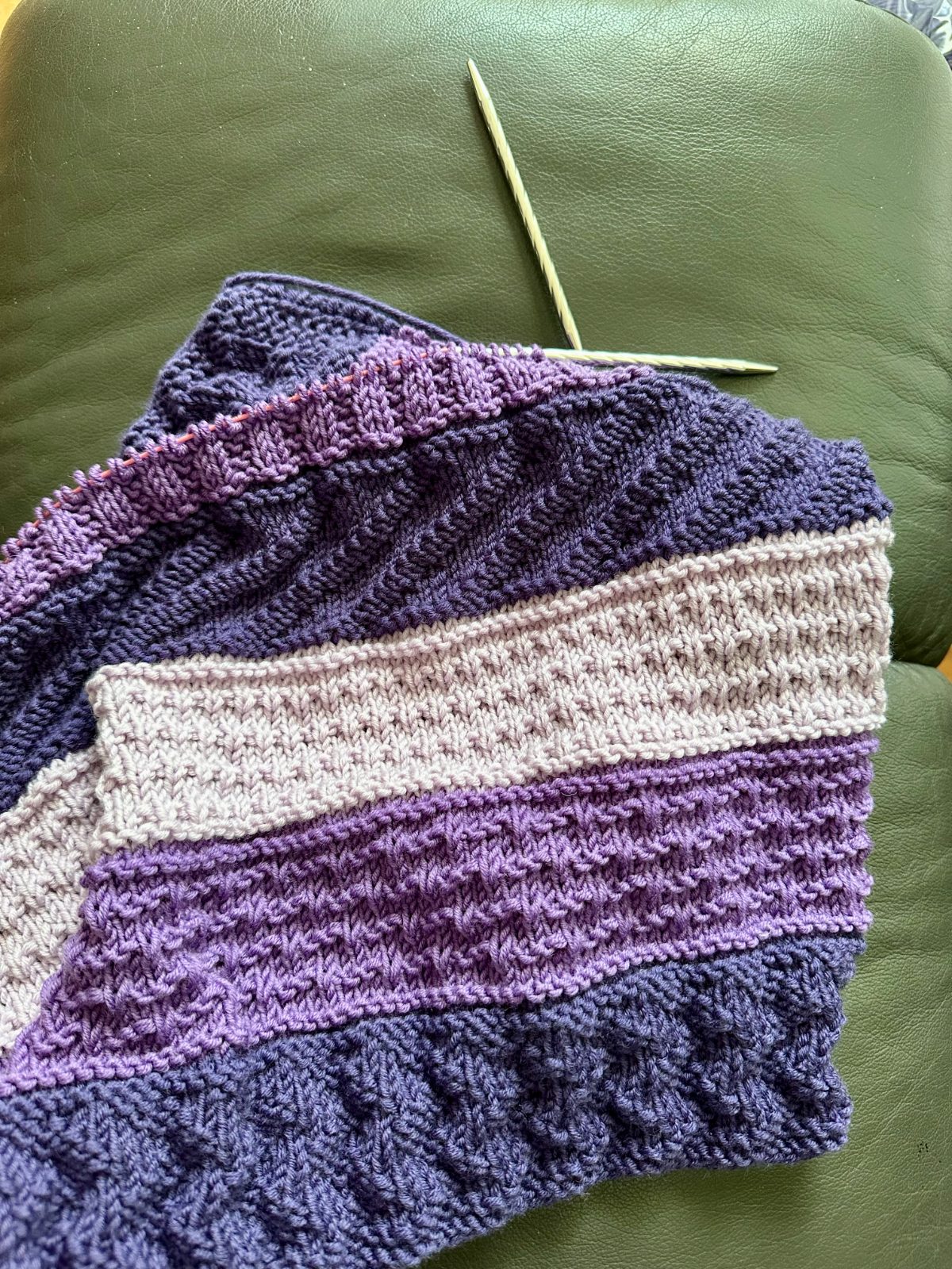 Gestreiftes Strickstück in Violett
