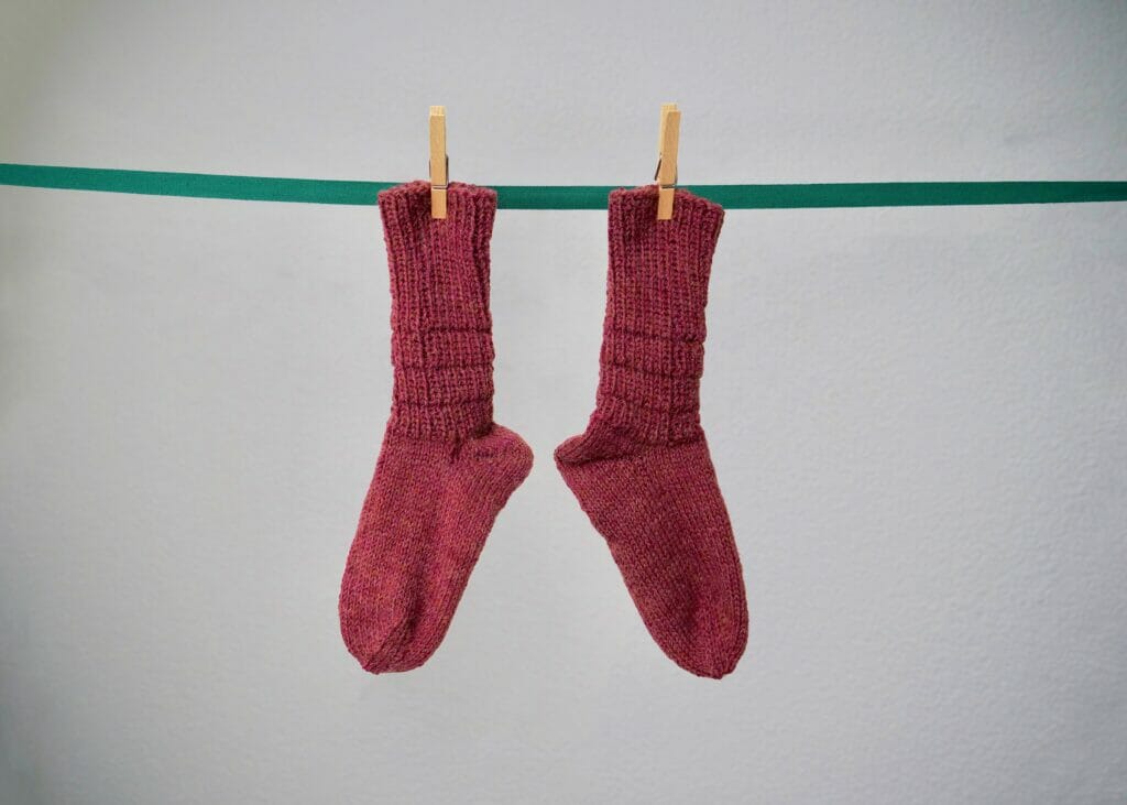 Fertig gestrickte Socken aus der kostenlosen Strickanleitung